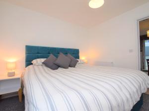 a bedroom with a large bed with a blue headboard at 2 bed in Brixham 75549 in Brixham