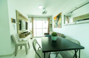 a living room with a black table and chairs at Acogedor Piso 5 in Cartagena de Indias