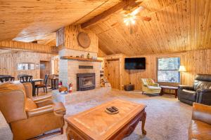 Et sittehjørne på Klamath Falls Cabin with Private Sauna and Fire Pit!