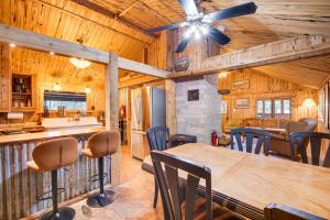 En restaurang eller annat matställe på Klamath Falls Cabin with Private Sauna and Fire Pit!