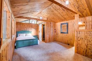 Ένα ή περισσότερα κρεβάτια σε δωμάτιο στο Klamath Falls Cabin with Private Sauna and Fire Pit!