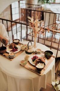 einen Tisch mit Teller mit Lebensmitteln darüber in der Unterkunft Mas de Kyoto, Maison d'hôtes l'expérience Japonaise in Dions