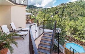 Torraca的住宿－Cozy Home In Torraca With Wifi，通往带游泳池的阳台的楼梯