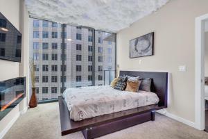 - une chambre avec un lit et une grande fenêtre dans l'établissement Lenox Mall Buckhead City Views, à Atlanta