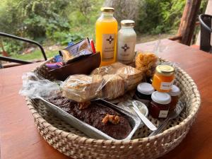 a basket filled with food and drinks on a table at Cabañas Taos Pueblo in Capilla del Monte