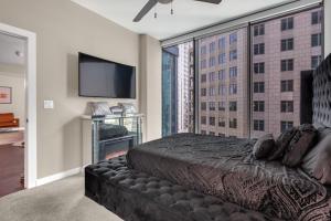 - une chambre avec un lit et une grande fenêtre dans l'établissement Lenox Mall Buckhead City Views, à Atlanta