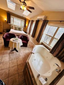 Ένα ή περισσότερα κρεβάτια σε δωμάτιο στο The Inn at Shasta Lake +202 φωτογραφίες