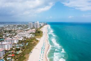 - une vue aérienne sur une plage avec des bâtiments et l'océan dans l'établissement New! Few Minutes To Downtown, 10 To The Beach!, à West Palm Beach