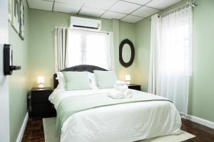 - une chambre avec un grand lit blanc et des serviettes dans l'établissement The Golden Room - Suvarnabhumi, à Ban Khlong Pha Ong