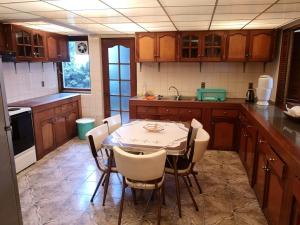 eine Küche mit einem Tisch und Stühlen in der Unterkunft Departamento espacioso in La Paz