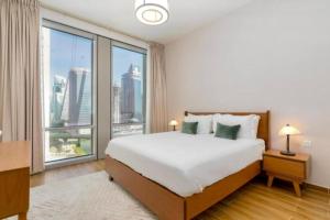 a bedroom with a large bed and a large window at Apartament Great view Dubai in Dubai