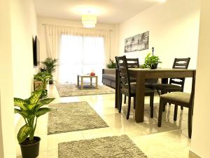 - un salon avec une table et une salle à manger dans l'établissement Madinaty Luxury Elite Apartment, au Caire