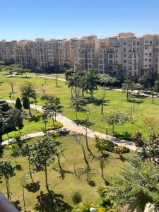 un parc en face d'un grand immeuble dans l'établissement Madinaty Luxury Elite Apartment, au Caire