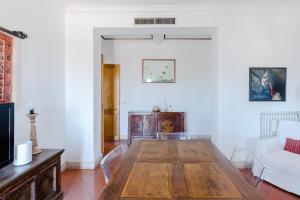 - un salon avec une table en bois et un canapé dans l'établissement ANNIA HOUSE, à Rome