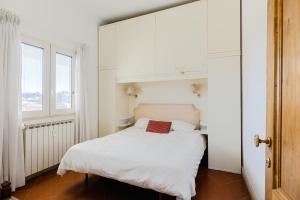 - une petite chambre avec un lit blanc et une fenêtre dans l'établissement ANNIA HOUSE, à Rome