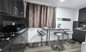 O bucătărie sau chicinetă la Spoil Yourself with Style, Comfort and Luxury - Tony's Studios Luxury