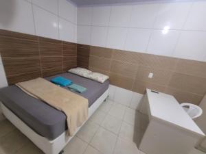 a small bedroom with a bed in a room at 01 arniqueira df simples in Brasilia