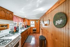 kuchnia z drewnianymi szafkami i piekarnikiem w obiekcie Cleveland Home with South Saluda Fishing Access w mieście Cleveland
