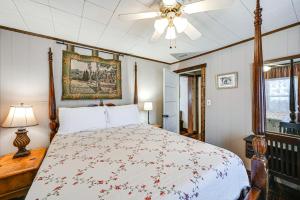 een slaapkamer met een bed en een plafondventilator bij Cleveland Home with South Saluda Fishing Access in Cleveland