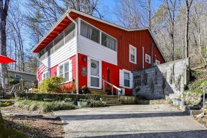 una casa roja y blanca con una roja en Cleveland Home with South Saluda Fishing Access, en Cleveland