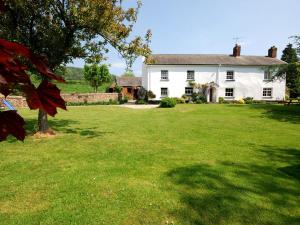 a large white house with a large yard at 2 Bed in Sidmouth BURSC in Sidbury