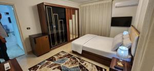 une chambre d'hôtel avec un lit et une porte en verre dans l'établissement Luxury Apartment near cairo airport, au Caire