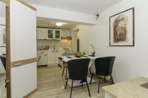 Kuchnia lub aneks kuchenny w obiekcie Aida in Poreč * Istrien
