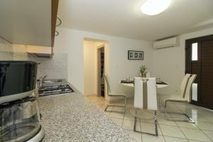 Kuchnia lub aneks kuchenny w obiekcie Aida in Poreč * Istrien