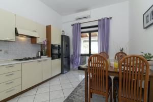 Kuchnia lub aneks kuchenny w obiekcie Aida in Poreč * Istrien