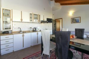 Kuchnia lub aneks kuchenny w obiekcie Aida in Poreč * Istrien