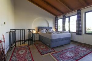 salon z łóżkiem i 2 dywanami w obiekcie Aida in Poreč * Istrien w Poreču