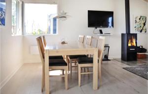 TV a/nebo společenská místnost v ubytování Two-Bedroom Holiday Home In Otterup