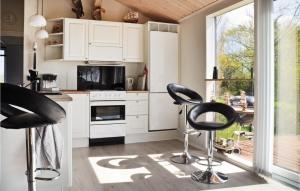 Kuchyň nebo kuchyňský kout v ubytování Two-Bedroom Holiday Home In Otterup