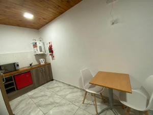 een keuken met een tafel en stoelen in een kamer bij El viejo LEPI Aparts in El Calafate