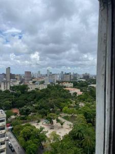 uma vista a partir de uma janela de uma cidade com um parque em Veja o mar no silêncio do centro! Hospede-se no quarto no Recife
