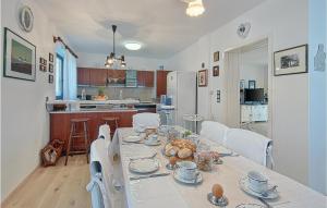 Η κουζίνα ή μικρή κουζίνα στο Holiday Home With Pool Near Varaå¾Din