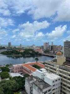 uma vista para uma cidade com um rio e edifícios em Veja o mar no silêncio do centro! Hospede-se no quarto no Recife