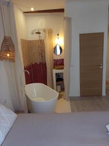 um quarto com uma cama e uma banheira num quarto em LaFrenchCasa Canebière em Marselha