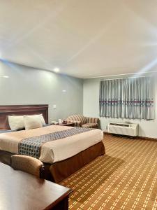 Giường trong phòng chung tại Palace Motel DEQUEEN