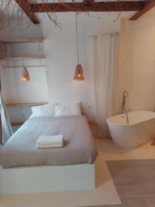 um quarto com uma cama e uma banheira em LaFrenchCasa Canebière em Marselha