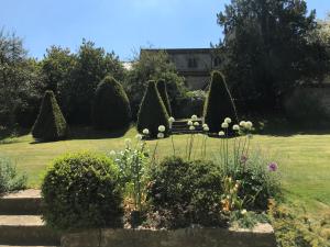 Um jardim no exterior de Helmdon House Bed and Breakfast