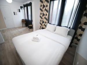 Кровать или кровати в номере NG SuiteHome l Lille l Roubaix Gare l Cassel - Netflix - Wifi
