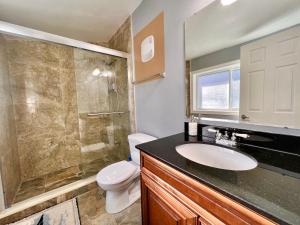 un bagno con lavandino, doccia e WC di Newly Renovated Home in Central Aurora a Aurora