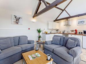 un salon avec deux canapés bleus et une cuisine dans l'établissement 1 Bed in Dulverton LBARD, à Dulverton