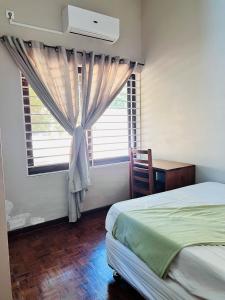 Casa para Férias في إنهامبان: غرفة نوم بسرير ونافذة