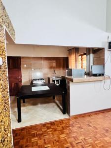 Casa para Férias في إنهامبان: مطبخ مع طاولة في منتصفها