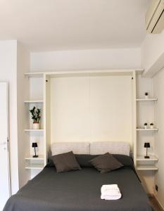 ローマにあるCasualSuiteRadioのベッドルーム1室(大型ベッド1台、大型ヘッドボード付)