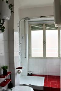 uma casa de banho com um chuveiro, um WC e uma janela. em CasualSuiteRadio em Roma