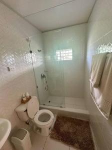 een badkamer met een douche, een toilet en een wastafel bij González Place in San Felipe de Puerto Plata