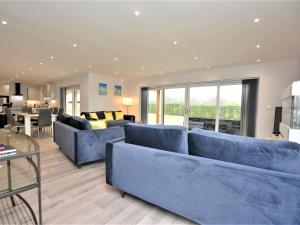uma sala de estar com dois sofás azuis e uma mesa em 4 bed in Oswestry 74982 em Kinnerley